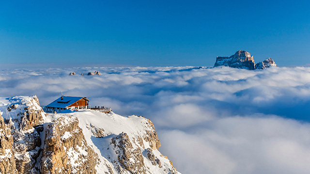 佩尔莫山顶的滑雪小屋