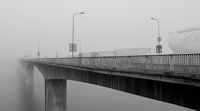 大雾笼罩的黄河大桥