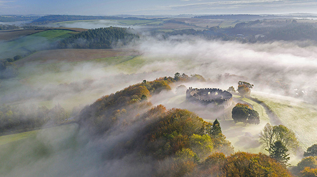 英国大雾笼罩的古老城堡