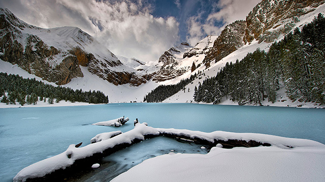 比利牛斯山脉雪景