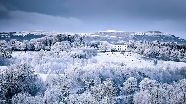 山坡上白雪覆盖的一家