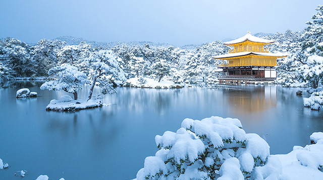 日本冬天的金阁寺