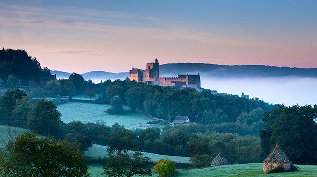 多尔多涅河谷边的贝纳克城堡