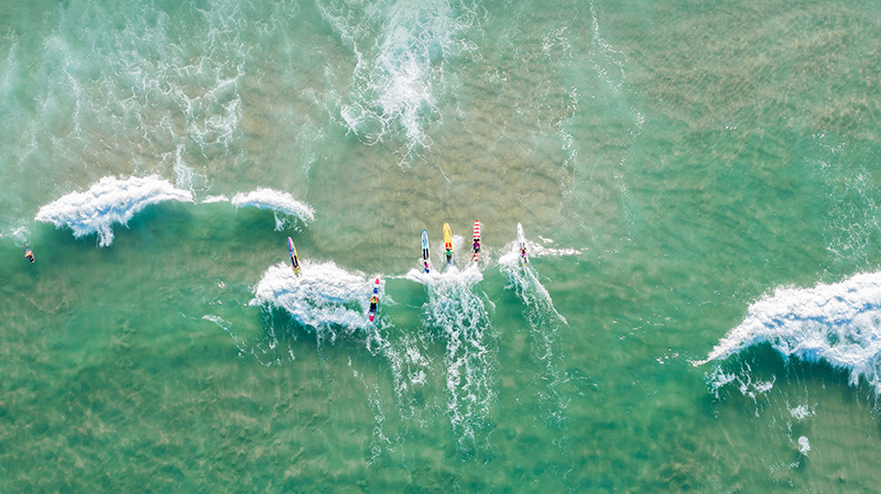 澳大利亚黄金海岸冲浪的人们
