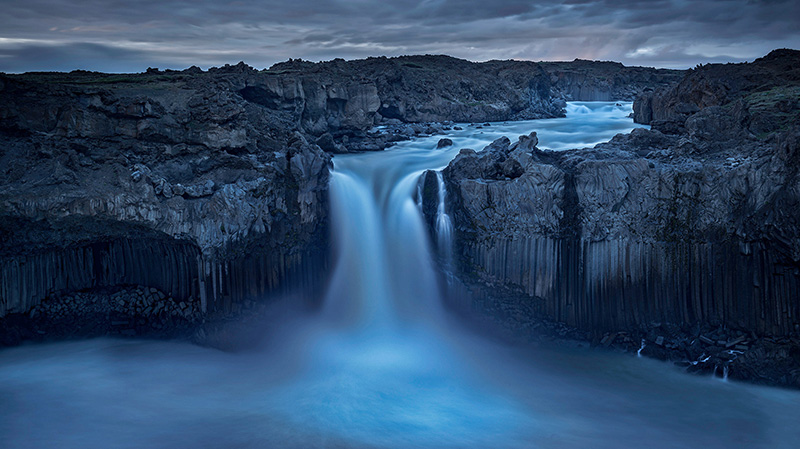冰岛北部内陆景观中的瀑布