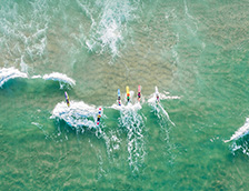 澳大利亚黄金海岸冲浪的人们