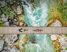 斯洛文尼亚索奇河上的木制吊桥