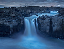 冰岛北部内陆景观中的瀑布