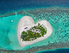 马尔代夫心形小岛和白沙滩
