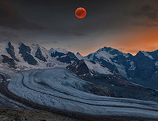 瑞士贝尔尼纳山脉和血月