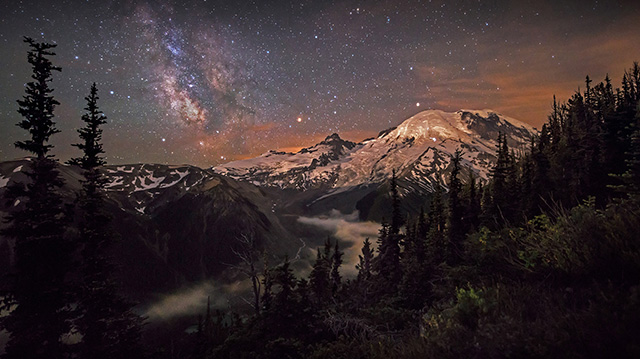 雷尼尔山上空的银河星系