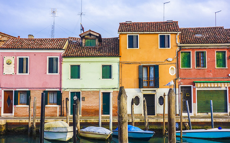 威尼斯穆拉诺岛彩色房屋