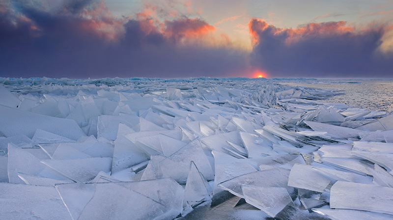 爱沙尼亚佩普斯湖上的小冰丘