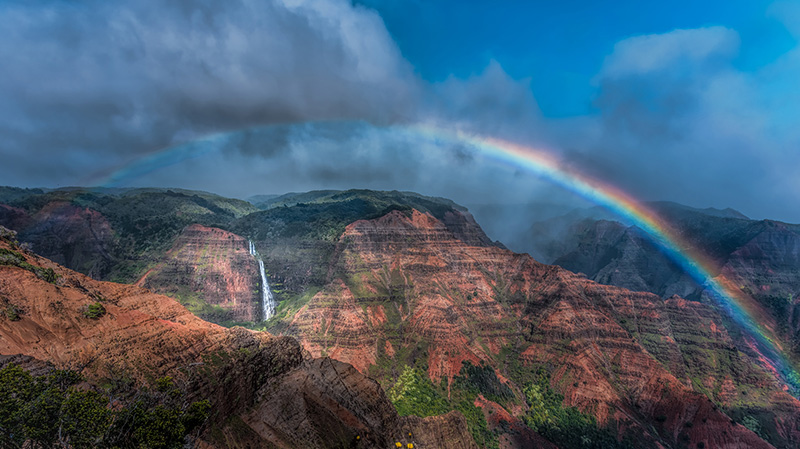 威美亚峡谷和怀波奥瀑布上空的彩虹