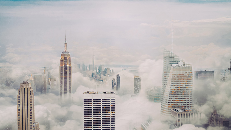 云层中的纽约市天际线