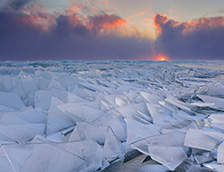 爱沙尼亚佩普斯湖上的小冰丘