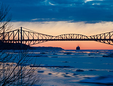 横跨圣劳伦斯河下游的魁北克大桥