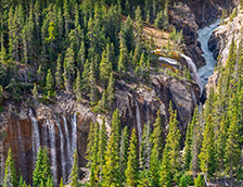加拿大辛华达峡谷的瀑布