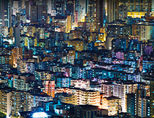 香港夜晚密集的高楼群