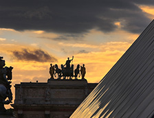 卡鲁塞尔凯旋门和卢浮宫金字塔