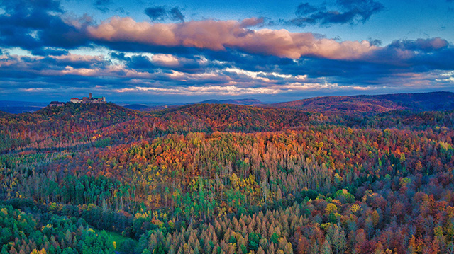 秋天的图林根森林与瓦特堡城堡
