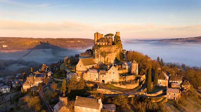 日出时分的蒂雷纳村庄