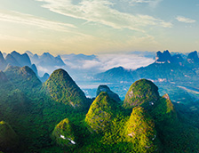 美丽的喀斯特山脉鸟瞰图