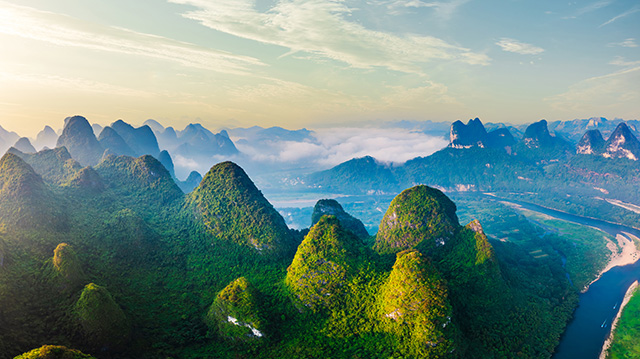 美丽的喀斯特山脉鸟瞰图