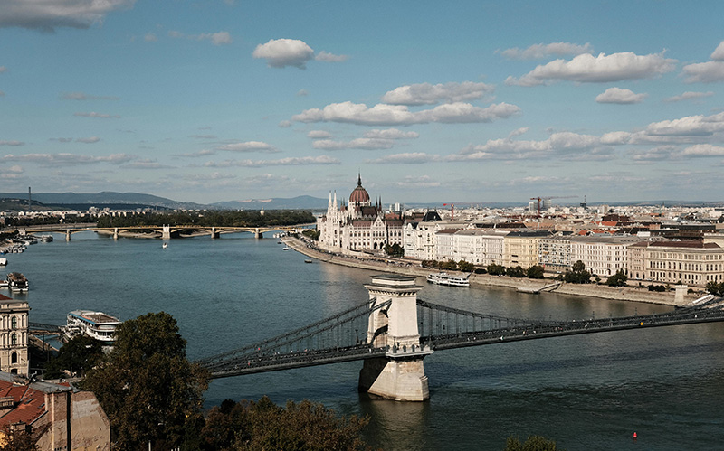 布达佩斯的多瑙河和链桥