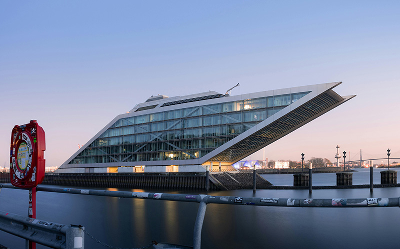 黄昏时分汉堡码头区的现代办公楼