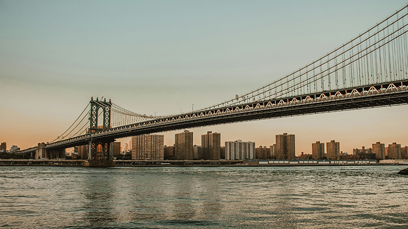 横跨河流的都市桥梁