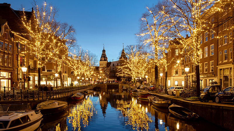 斯皮格尔运河上的灯光装饰