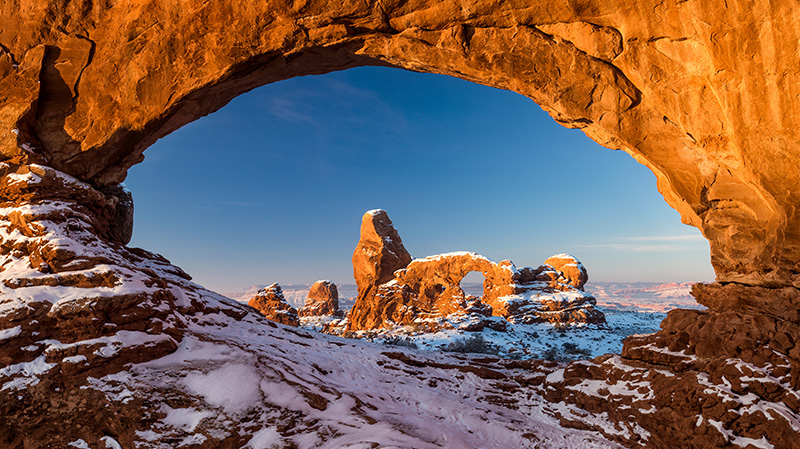 拱门国家公园的北窗框景中的炮塔拱门