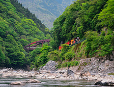 沿着岚山保津川行驶的火车