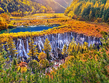 九寨沟国家公园里的诺日朗瀑布