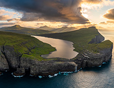 瓦加尔岛海洋上方的瑟沃格湖