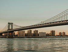 横跨河流的都市桥梁