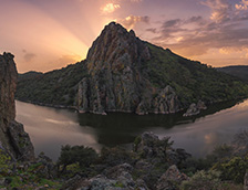 蒙弗拉圭国家公园塔霍河畔的猎鹰岩