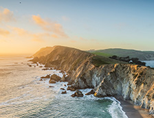 雷斯岬国家海岸烟囱岩崎岖而狂野