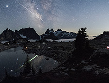 高山湖泊荒野区美丽的星空