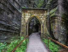 通往石之奇境的哥特式拱门