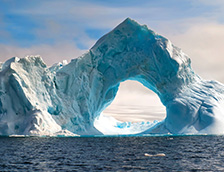 南极洲冰山上天然形成的拱门
