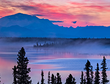 阿拉斯加州柳树湖与布莱克本山