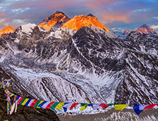 珠穆朗玛峰日落时分的峰顶