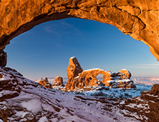 拱门国家公园的北窗框景中的炮塔拱门