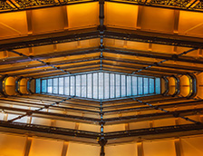 密尔沃基市政厅的八层开放式中庭