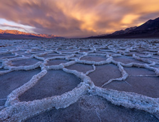 死亡谷国家公园恶水盆地的盐滩