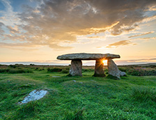 英格兰康沃尔郡的一座石棚墓