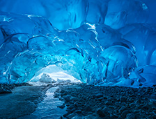 阿拉斯加州门登霍尔冰川的冰洞