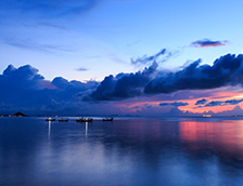 泰国苏梅岛的港口和长尾船